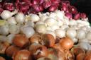 رقابت اشک آور پیاز با میوه های لاکچری!/«صادرات بی‌رویه» قیمت پیاز را فضایی کرده است