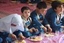 بهره مندی بیش از 240 کودک از طرح «یک وعده غذای گرم» در روستا مهدهای میبد